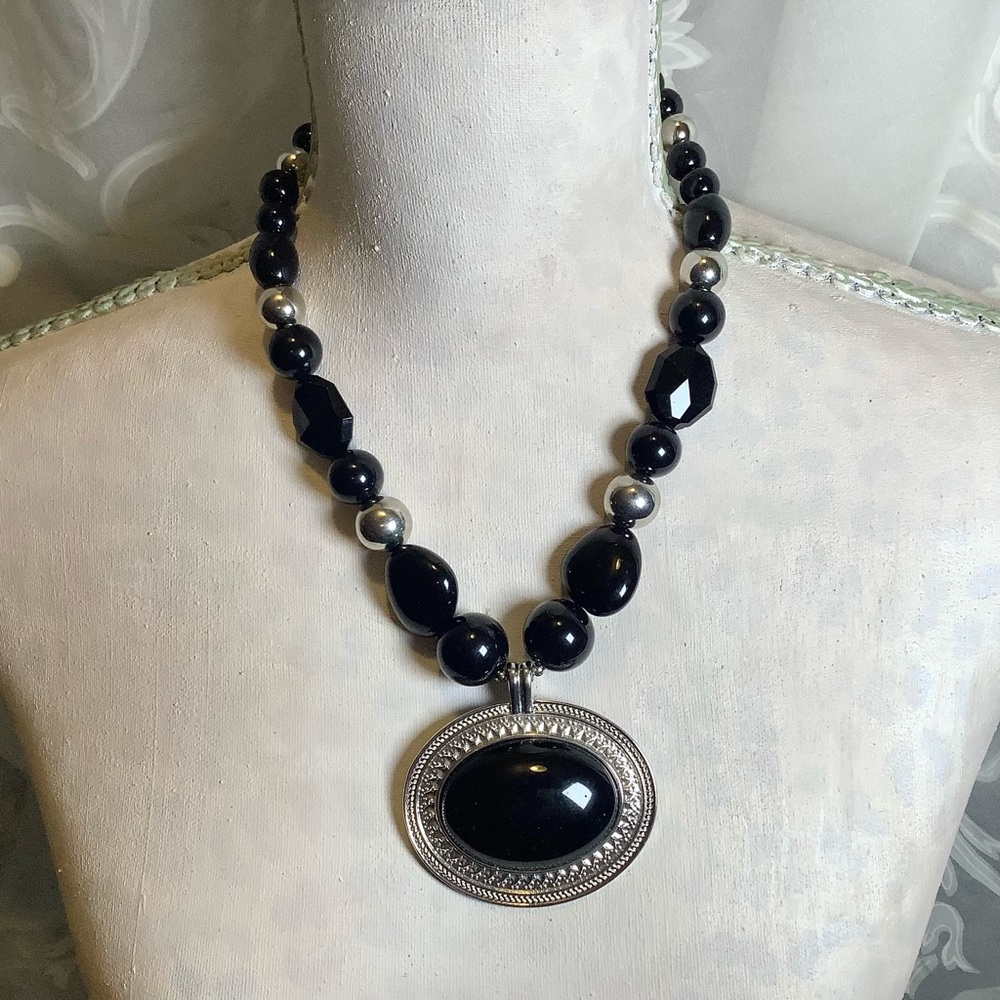 Large Black & Silver Oval Pendant Necklace Beads Erica Lyons Adjustable Chunky